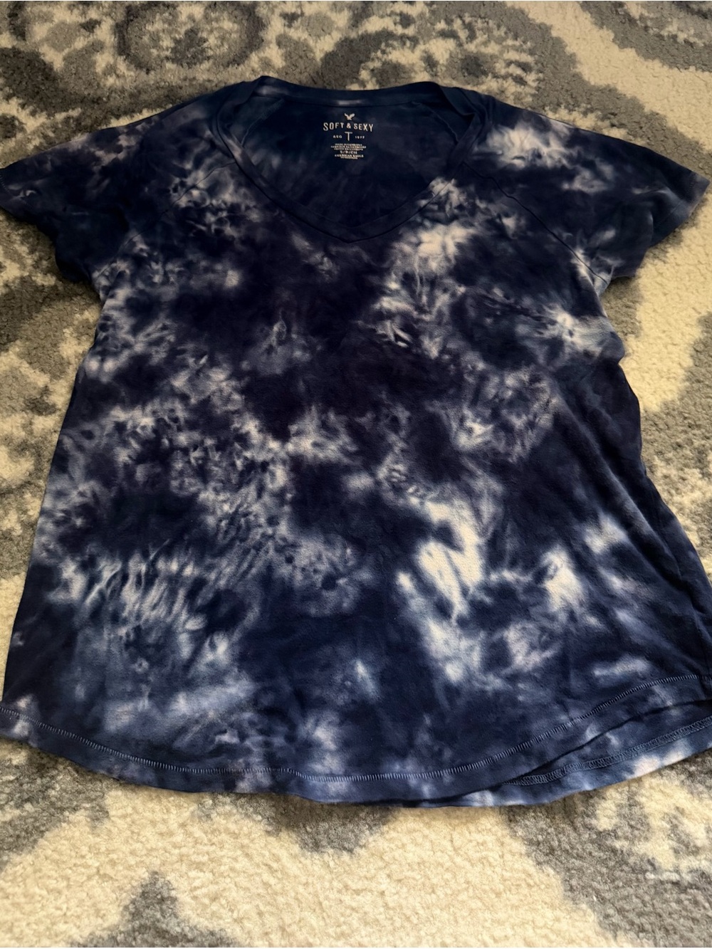 American Eagle Outfitters Navy and White Tie-Dye V-Neck Tee